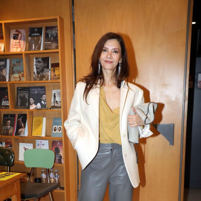 η κατερινα λεχου με ανοιχτοχρωμο σακακι και μακρια σκουλαρικια