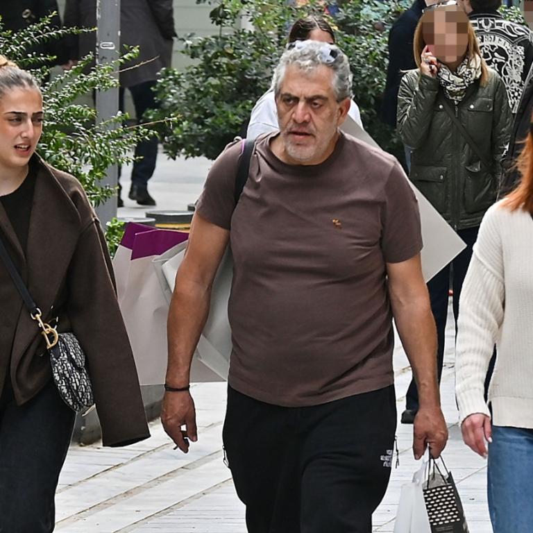 Ο Κούλλης Νικολάου με τη σύζυγό του, Κλαίρη, και την κόρη τους