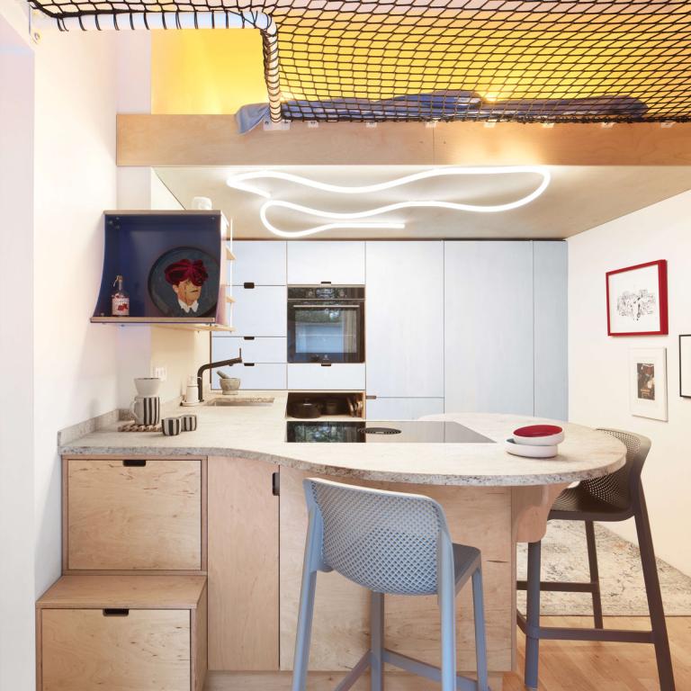 Το απόλυτο micro living: Πώς μια οικογένεια πέντε ατόμων ζει σε σπίτι 37 τ.μ. με έξυπνη αρχιτεκτονική