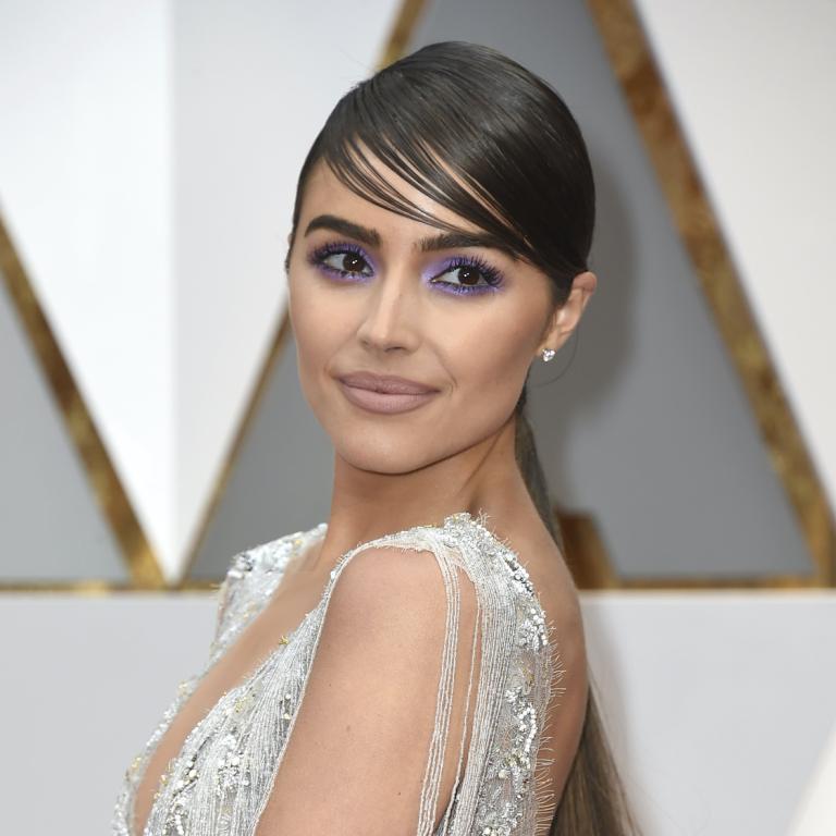  Ολίβια Κούλπο με μωβ σκια ματιών και λευκό ασημί φόρεμα