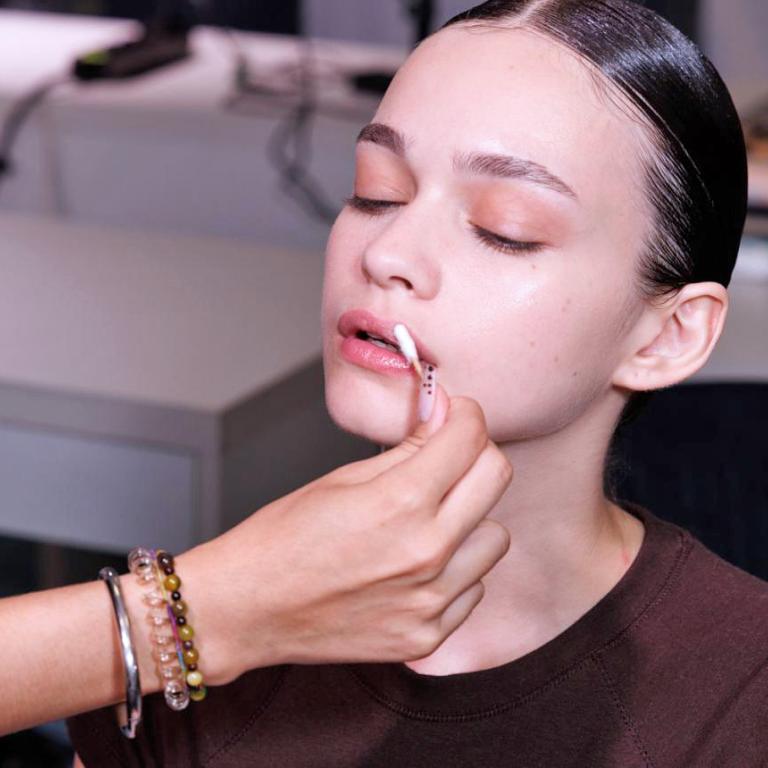 Τα νέα lip oils που αξίζουν: Τα δοκιμάσαμε και αυτά είναι τα καλύτερα