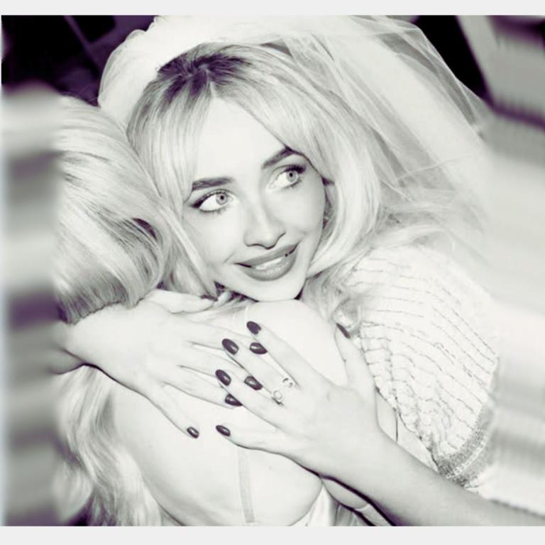 Σαμπρίνα Κάρπεντερ ασπρόμαυρη λήψη