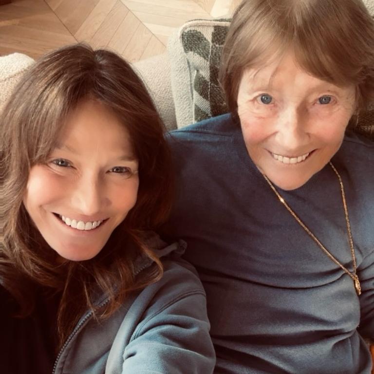 H Kάρλα Μπρούνι με τη μητέρα της 