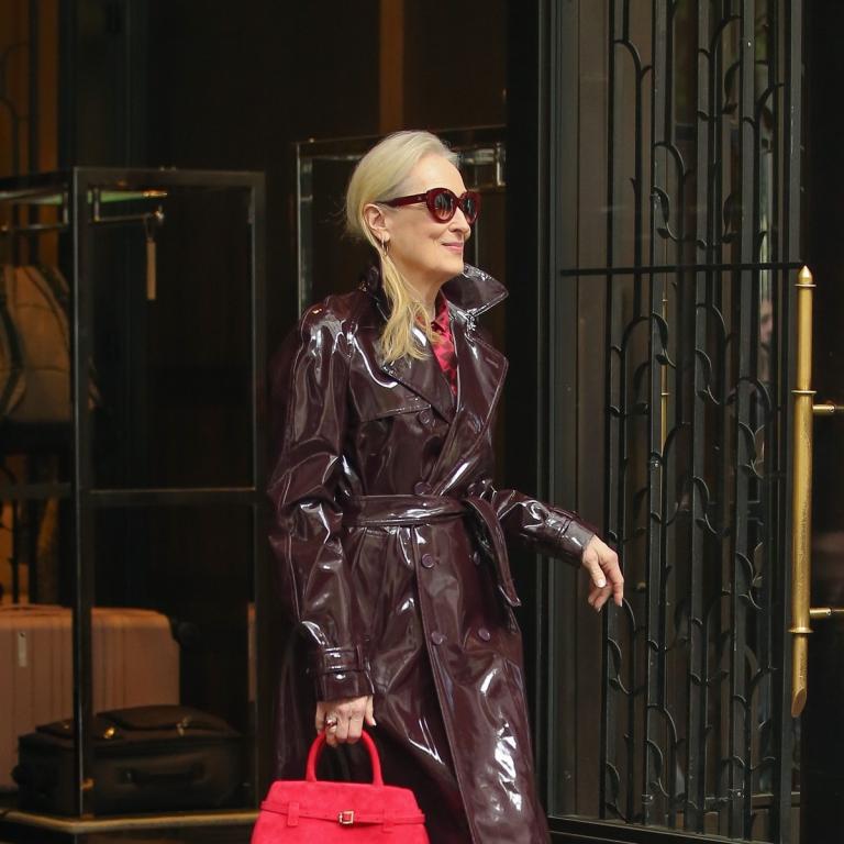 Η μεριλ στριπ με μπορντο βινιλ πανωφορι 