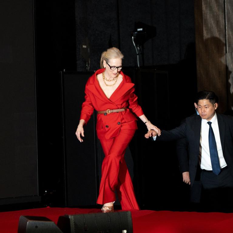 Πώς ντύνεσαι καλά μετά τα 65; Η Μέριλ Στριπ έχει την απάντηση με 3 κανόνες