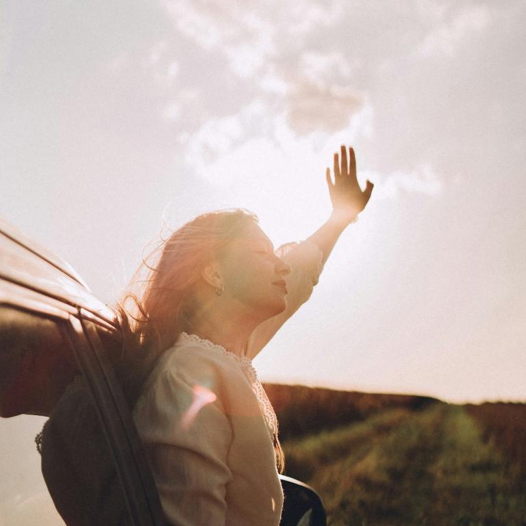 νέα γυναίκα σε αυτοκίνητο στην εξοχή