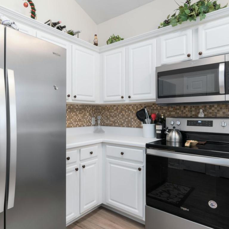 Τα ντουλάπια της κουζίνας είναι από τα σημεία του σπιτιού που λερώνονται πιο εύκολα 