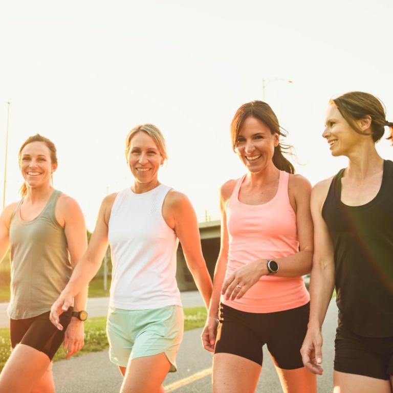 γυναίκες κάνουν περπάτημα για να χάσουν κιλά