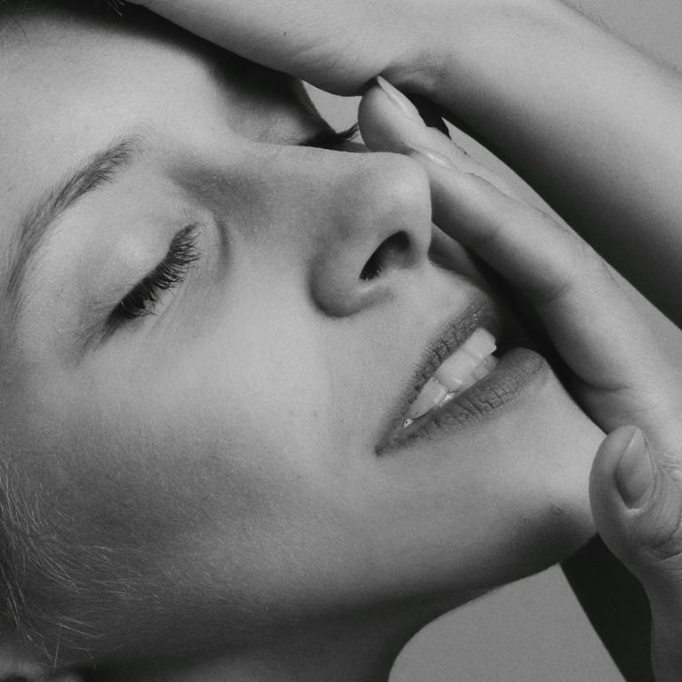 Γυναίκα με ωραία επιδερμίδα 