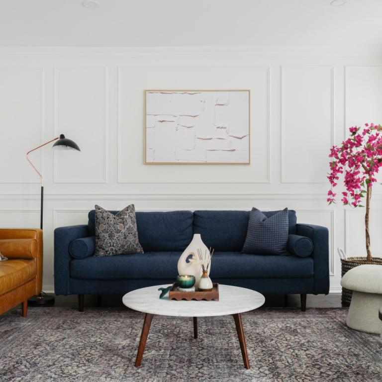 Οι interior designers συμφωνούν: Αυτό το αξεσουάρ είναι το απόλυτο trend για το σαλόνι τώρα 