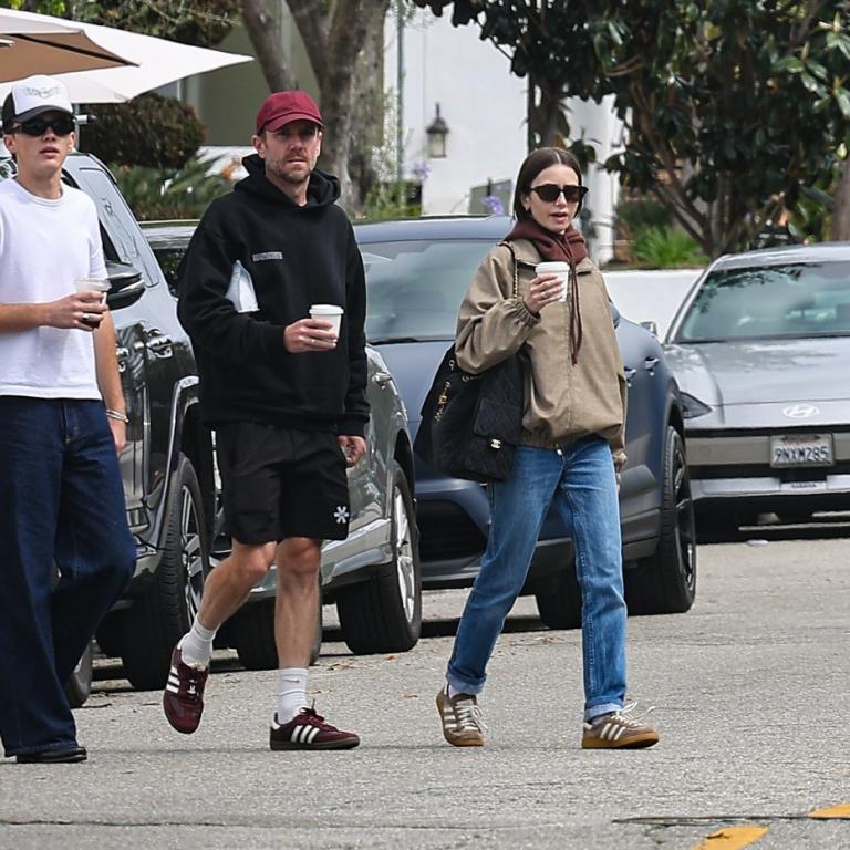 τζακετ με ισιο τζιν και σαμπα αθλητικα