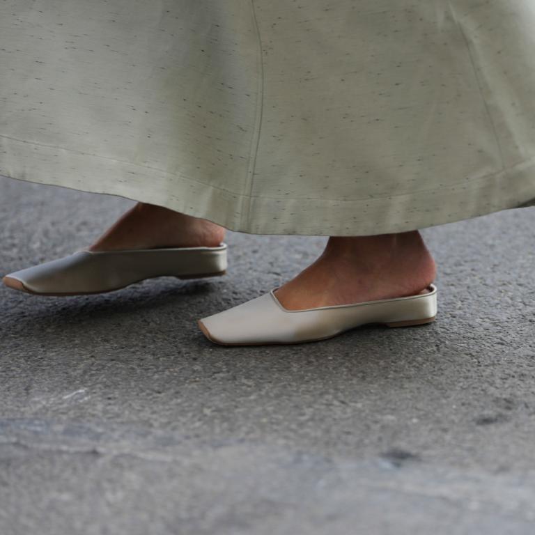 Slippers: Η τάση-έκπληξη που θα φορεθεί παντού φέτος το καλοκαίρι