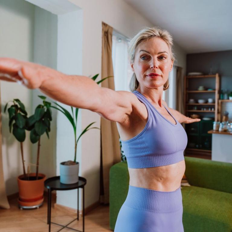 γυναίκα ετοιμάζεται να κάνει την άσκηση goblet squat