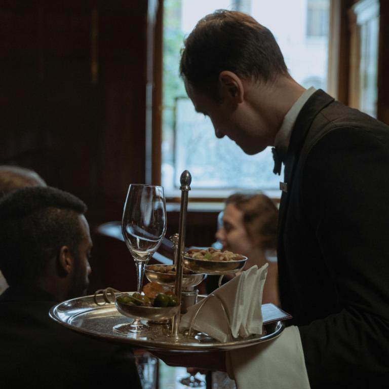 Σερβιτόρος εξυπηρετεί πελάτες