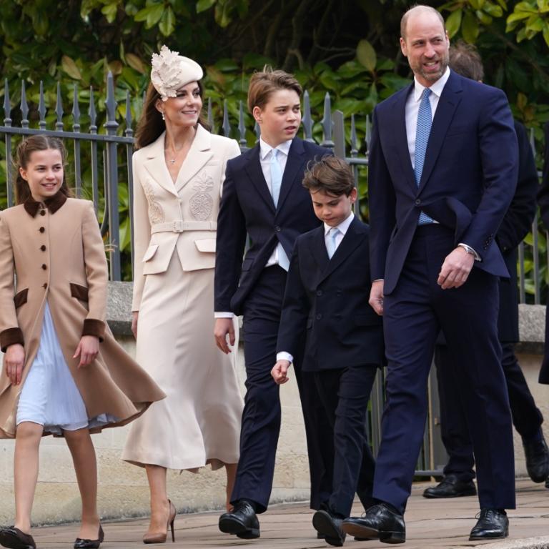 Η βασιλική οικογένεια φτάνει στη λειτουργία