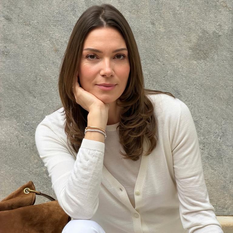 H Βίκυ Καγιά με total white look