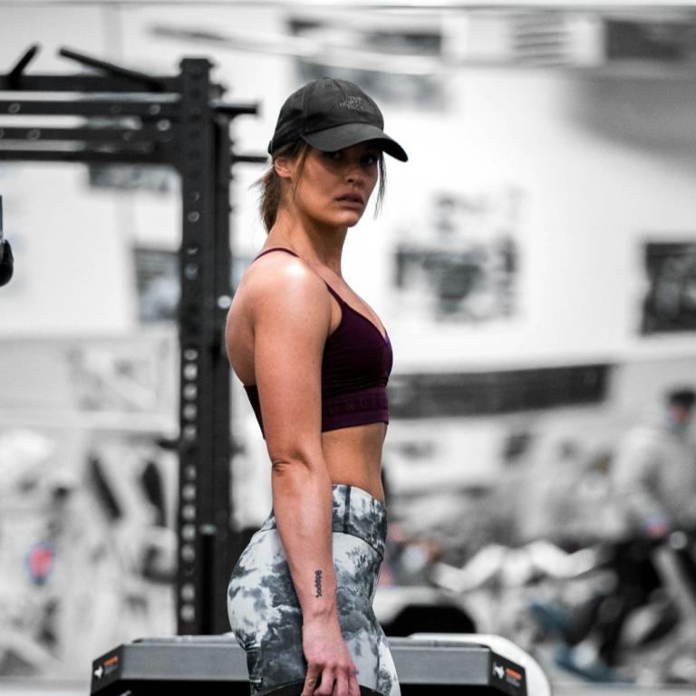 γυναίκα με δυνατά χέρια