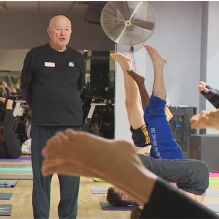 Δάσκαλος γιόγκα - Φωτογραφία: CBS 