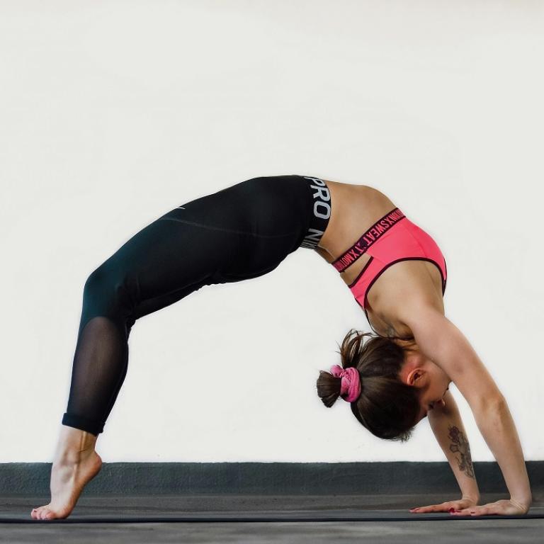 Άσκηση στη yoga - Φωτογραφία Pexels 