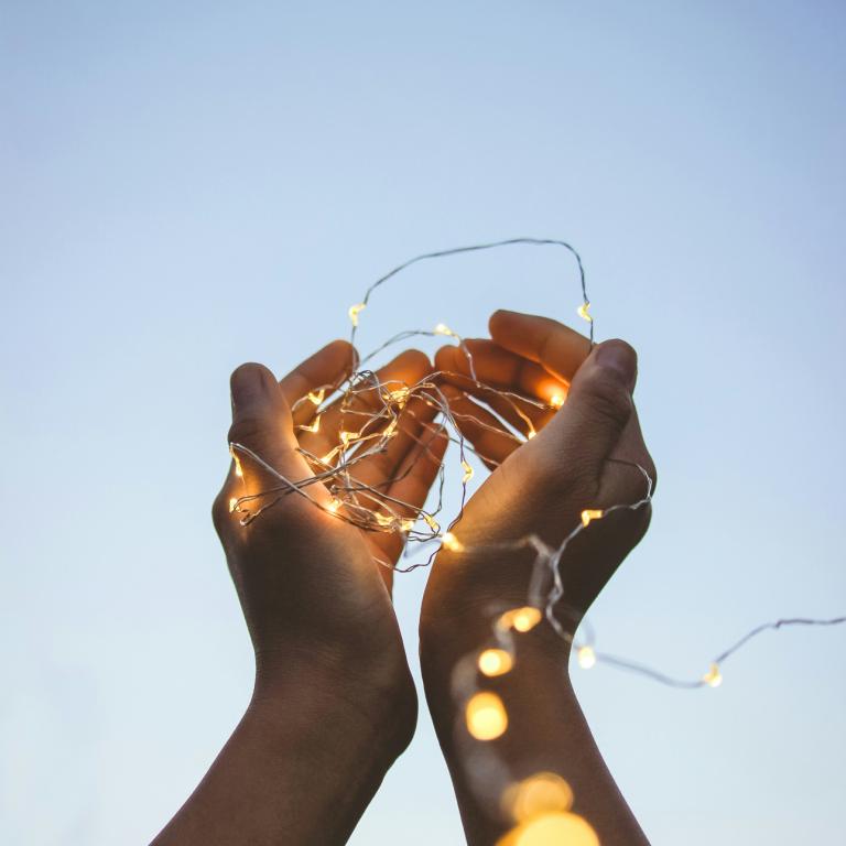 Λαμπάκια μέσα σε χέρι