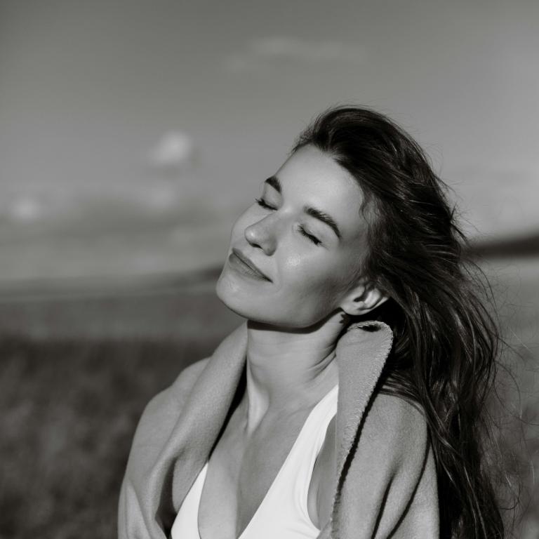 Γυναίκα απολαμβάνει τον ήλιο 