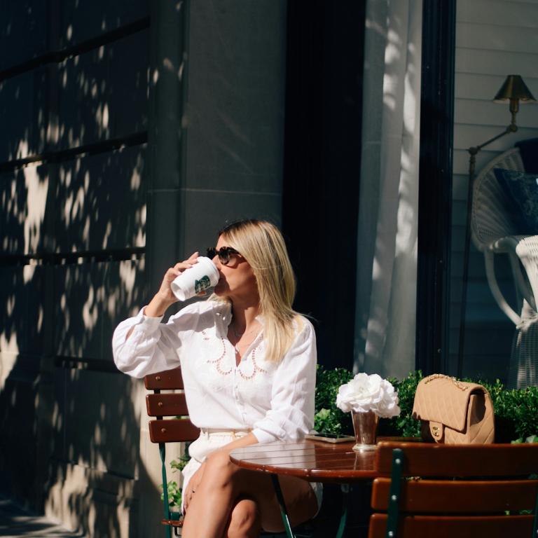 Γυναίκα που πίνει καφέ 