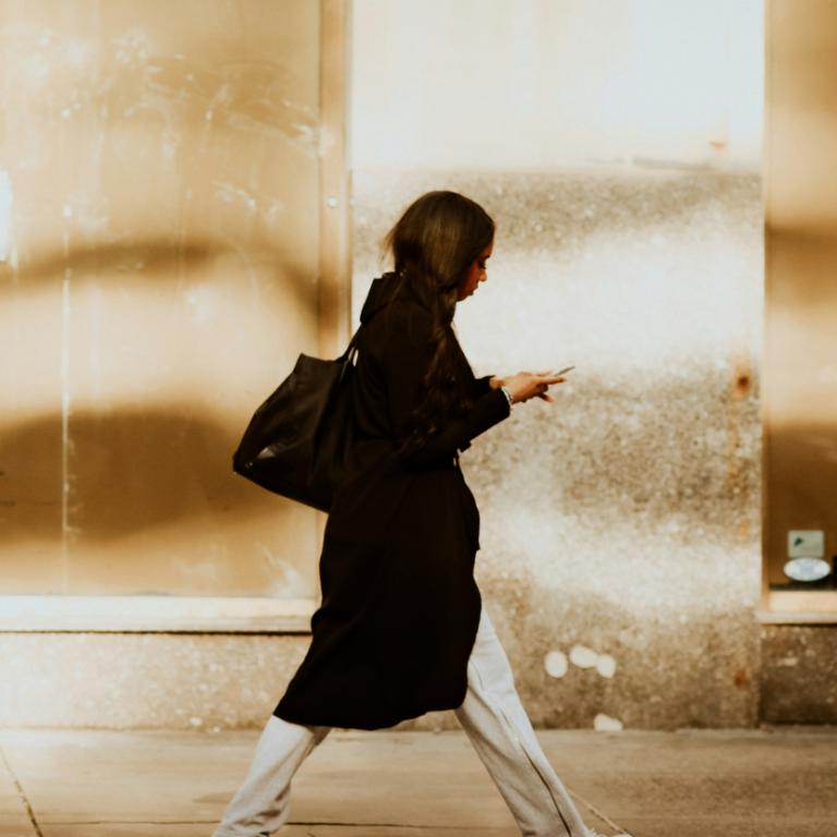 Γυναίκα που προχωρά 