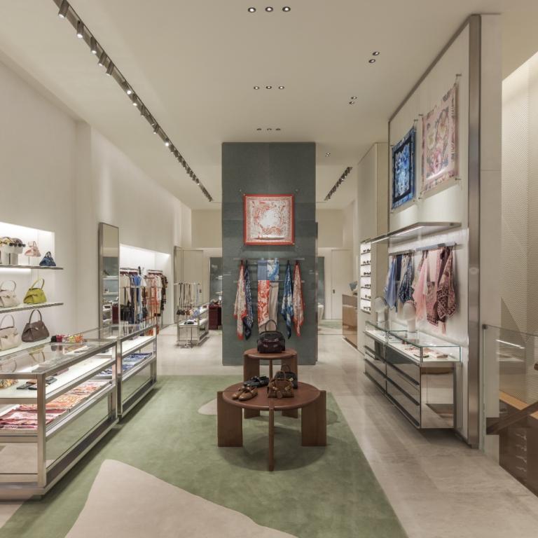 Η Ferragamo με χαρά ανακοινώνει το άνοιγμα της πλήρως ανακαινισμένης boutique γυναικείων και ανδρικών ειδών στην Αθήνα