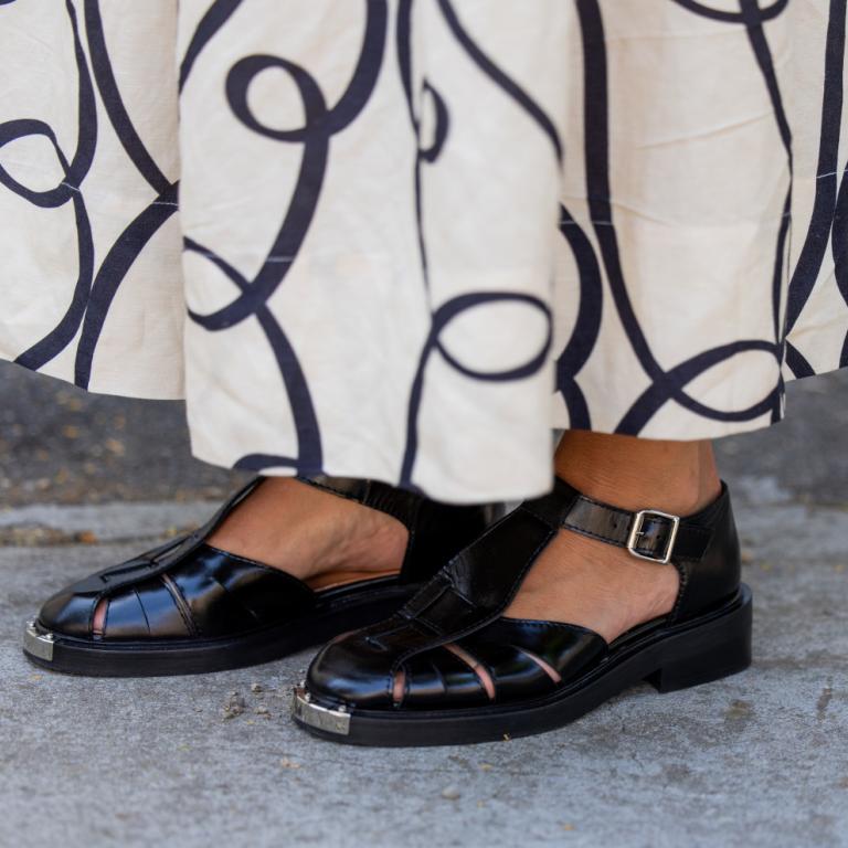 Fisherman sandals: Τα παπούτσια που παίρνουν τη θέση των loafers το καλοκαίρι