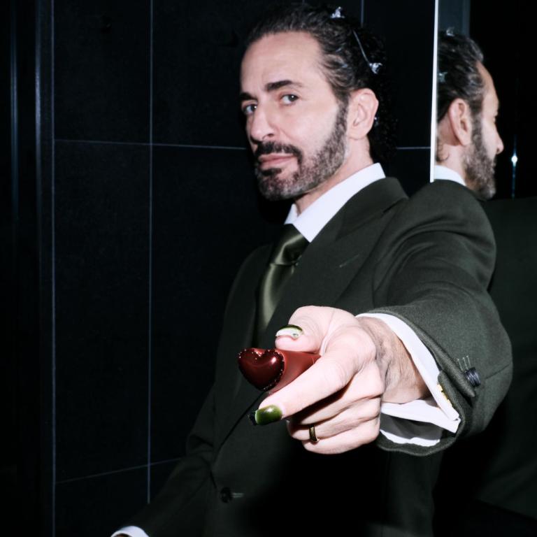 Marc Jacobs με μαύρο κοστούμι