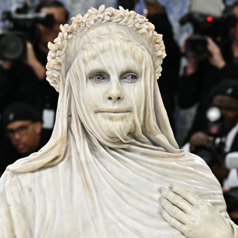 H Χάιντι Κλουμ έμοιαζε με άγαλμα στο Met Gala 2026 