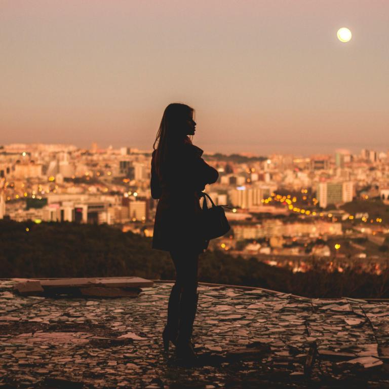 Γυναίκα που κοιτάζει τη θέα