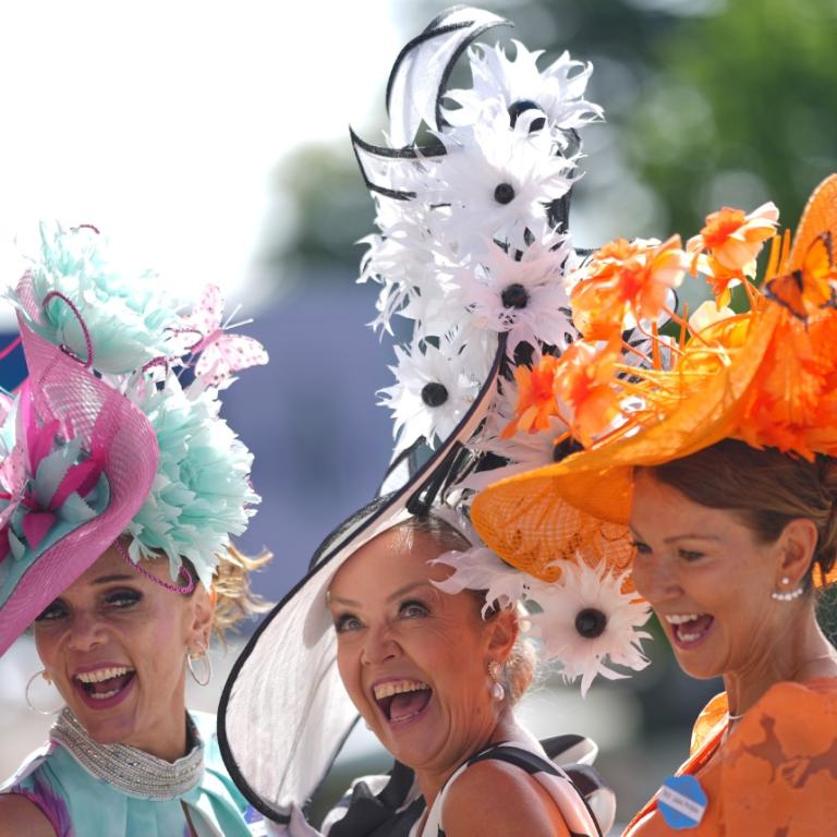 Royal Ascot 2026: Καπέλα, παστέλ αποχρώσεις και αριστοκρατική φινέτσα στην πρώτη ημέρα των ιπποδρομιών