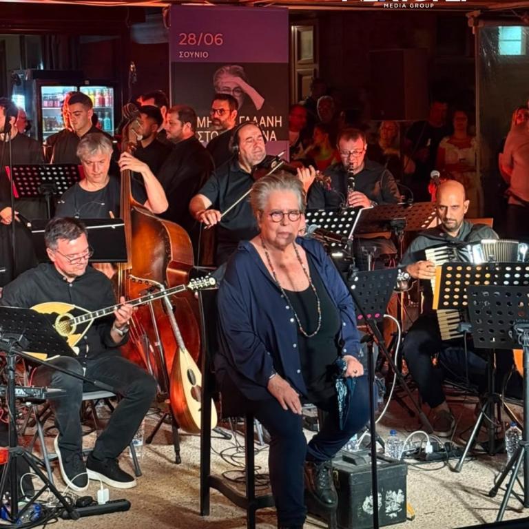 Attica Roots Festival: Μάγεψε το κοινό η Δήμητρα Γαλάνη στο Σούνιο 