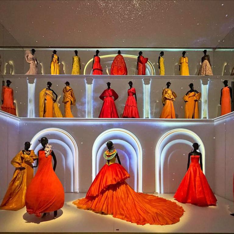Η νέα έκθεση του Dior αποτίει φόρο τιμής στους εμβληματικούς Καλλιτεχνικούς Διευθυντές του