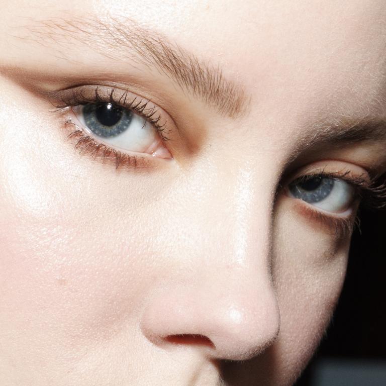 Το eyeliner του καλοκαιριού δεν είναι μαύρο -Οι αποχρώσεις που κάνουν τη διαφορά