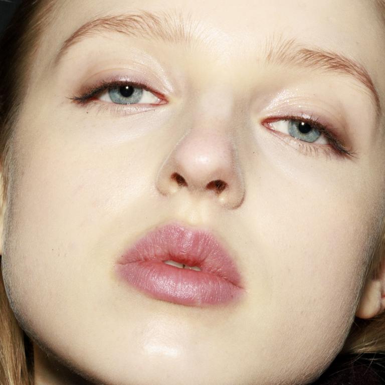  Frosty Pink Lips Trend: Μα τι έχουν πάθει όλες με τα παγωμένα ροζ χείλη των 2000s;
