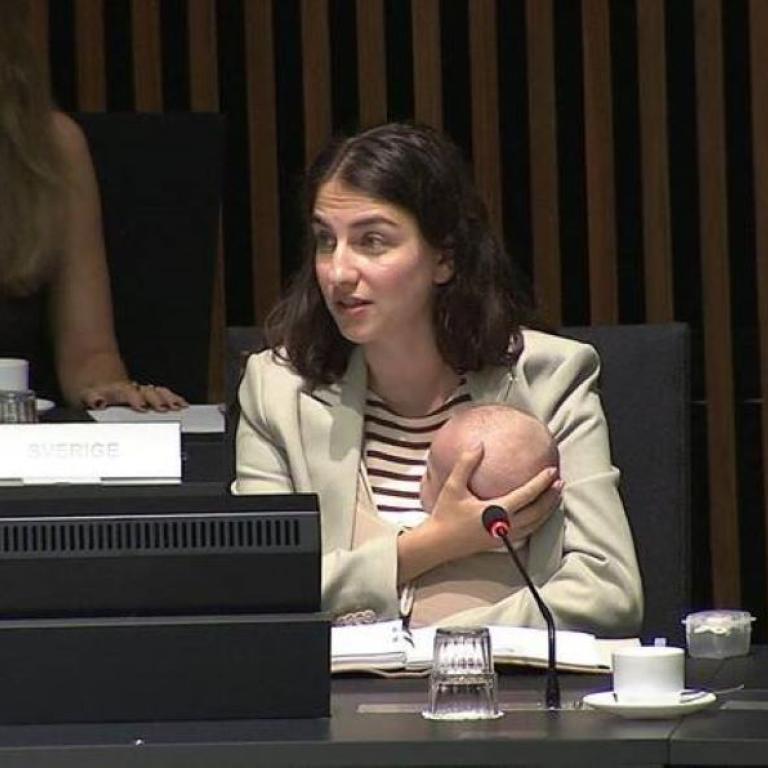 Η υπουργός που πήρε μαζί της το μωρό της στη Βουλή