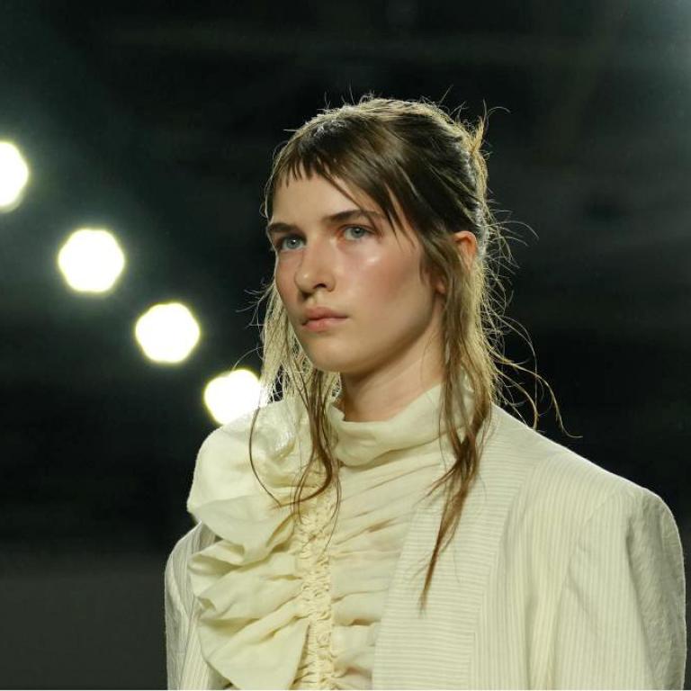 Μοντέλο του οίκου Dries Van Noten με λευκό πουκάμισο