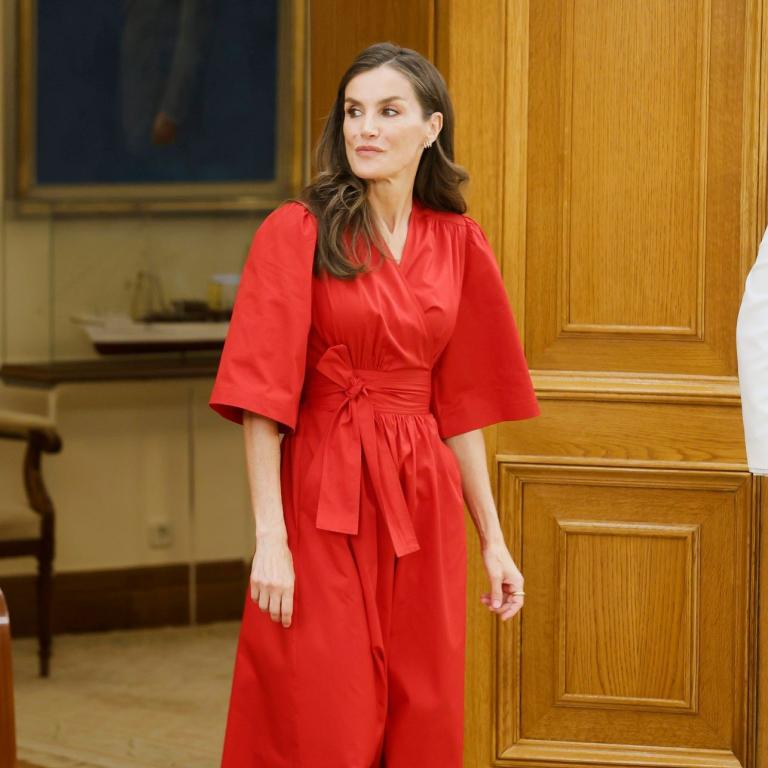 Η βασίλισσα Λετίθια με κόκκινο φόρεμα