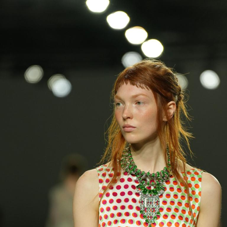 Μοντέλο με κόκκινα μαλλιά από το Dries Van Noten Spring Summer 2026