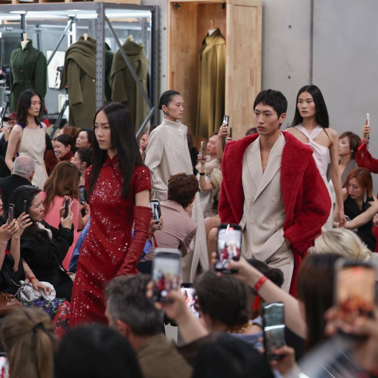 Από τα oversized ταγέρ μέχρι το πιο όμορφο βραδινό φόρεμα: Ο οίκος Max Mara αποδεικνύει γιατί παραμένει συνώνυμο της διαχρονικής κομψότητας