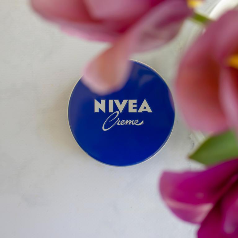 Φαρμακοποιός ξεκαθαρίζει: Η Nivea στο μπλε κουτί δεν είναι για τα ηλιακά εγκαύματα