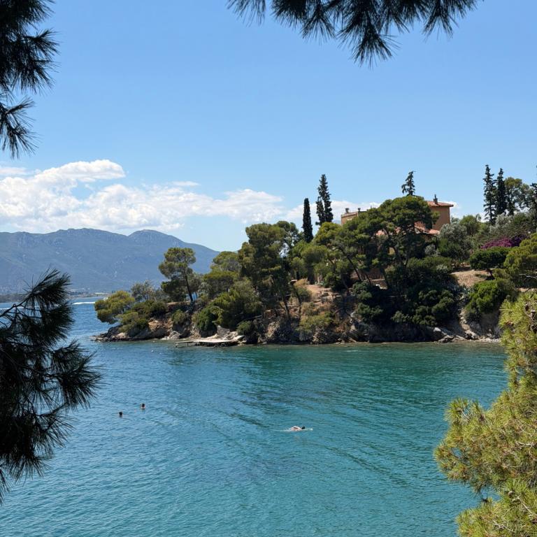 Το λιμανάκι της αγάπης, Πόρος