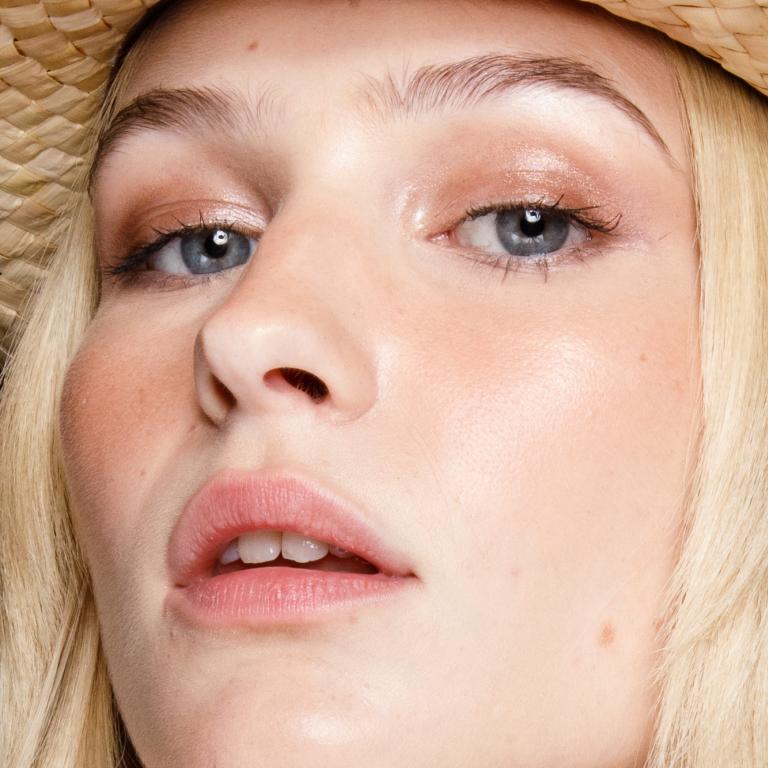 Τα beauty must-haves του καλοκαιριού για λάμψη από το πρωί ως το βράδυ