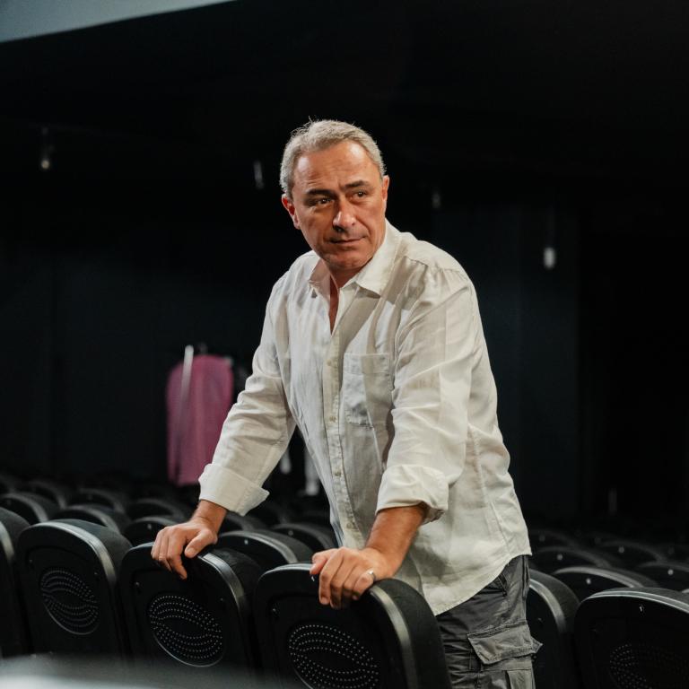  Θανάσης Κουρλαμπάς: «Το θέατρο ήταν, είναι και θα παραμείνει μπουλούκι»