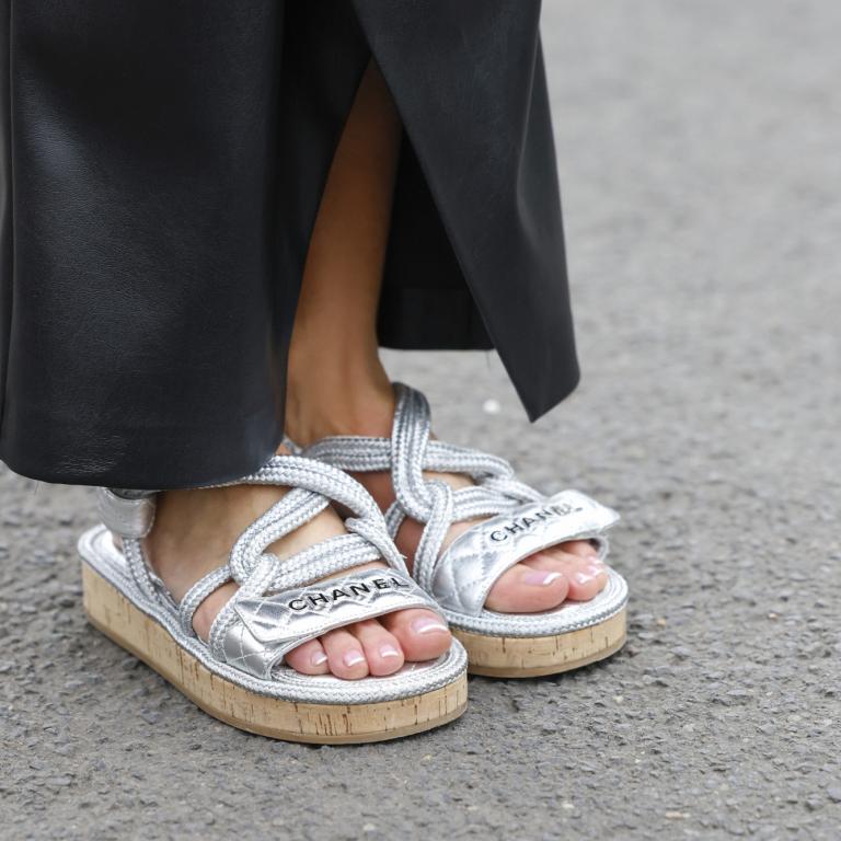 Από άσχημα σε chic: Πώς να φορέσετε τα πιο αμφιλεγόμενα σανδάλια της σεζόν