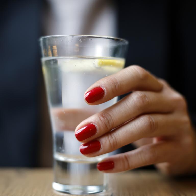 Τι συμβαίνει πραγματικά όταν πίνετε αρκετό νερό κάθε μέρα, σύμφωνα με διαιτολόγους