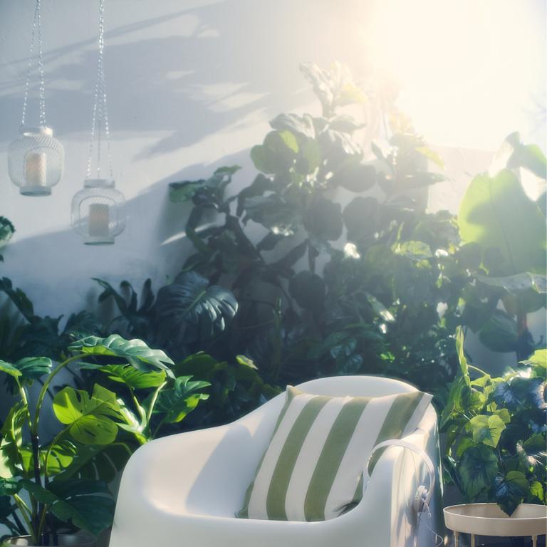 Τα IKEA απέδειξαν ότι ακόμη και η λευκή πλαστική καρέκλα μπορεί να γίνει κομψή