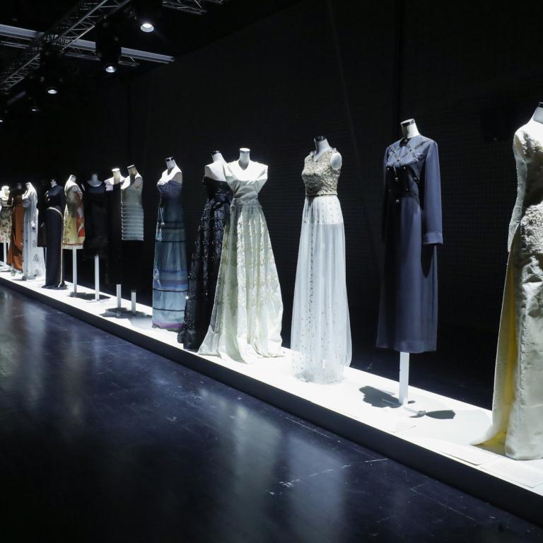 Haute Premiere - Υψηλή Μοδίστρα: Η δημιουργός Μαρία Διαμάντη αναδεικνύει τις πρωτοπόρες γυναίκες που άλλαξαν την ιστορία της μόδας